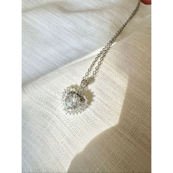 Super sparkly cubic zirconia round cut heart shaped pendant necklace - Picture 6 of 10